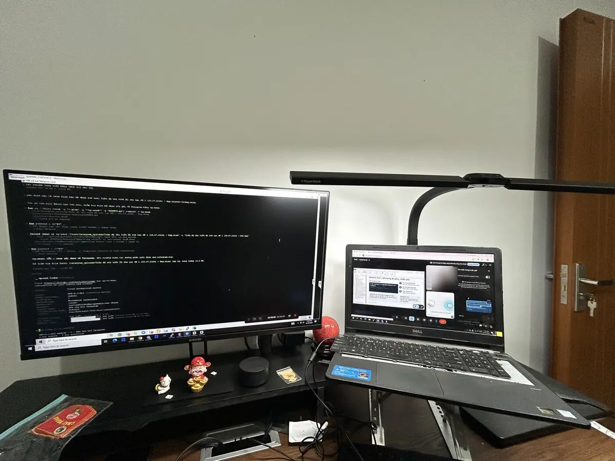 Bàn làm việc của giảng viên trong Buổi 1: màn hình ngoài chạy Codex CLI trên máy chủ ảo, laptop đang mở lớp học trực tuyến
